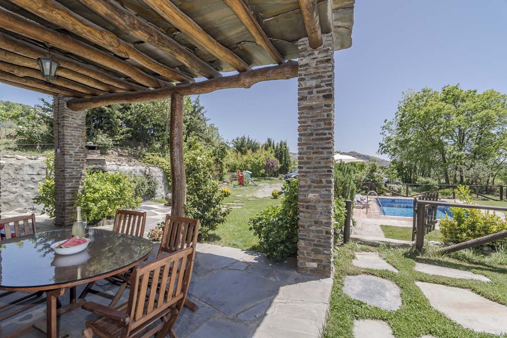 Amplios jardines, terrazas y porche.